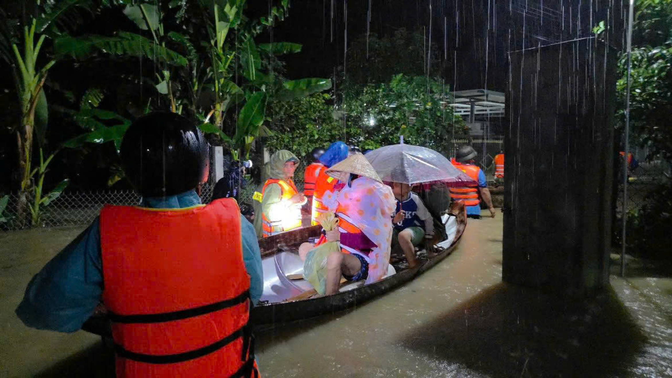 第574装甲旅连夜加固堤坝,疏散居民